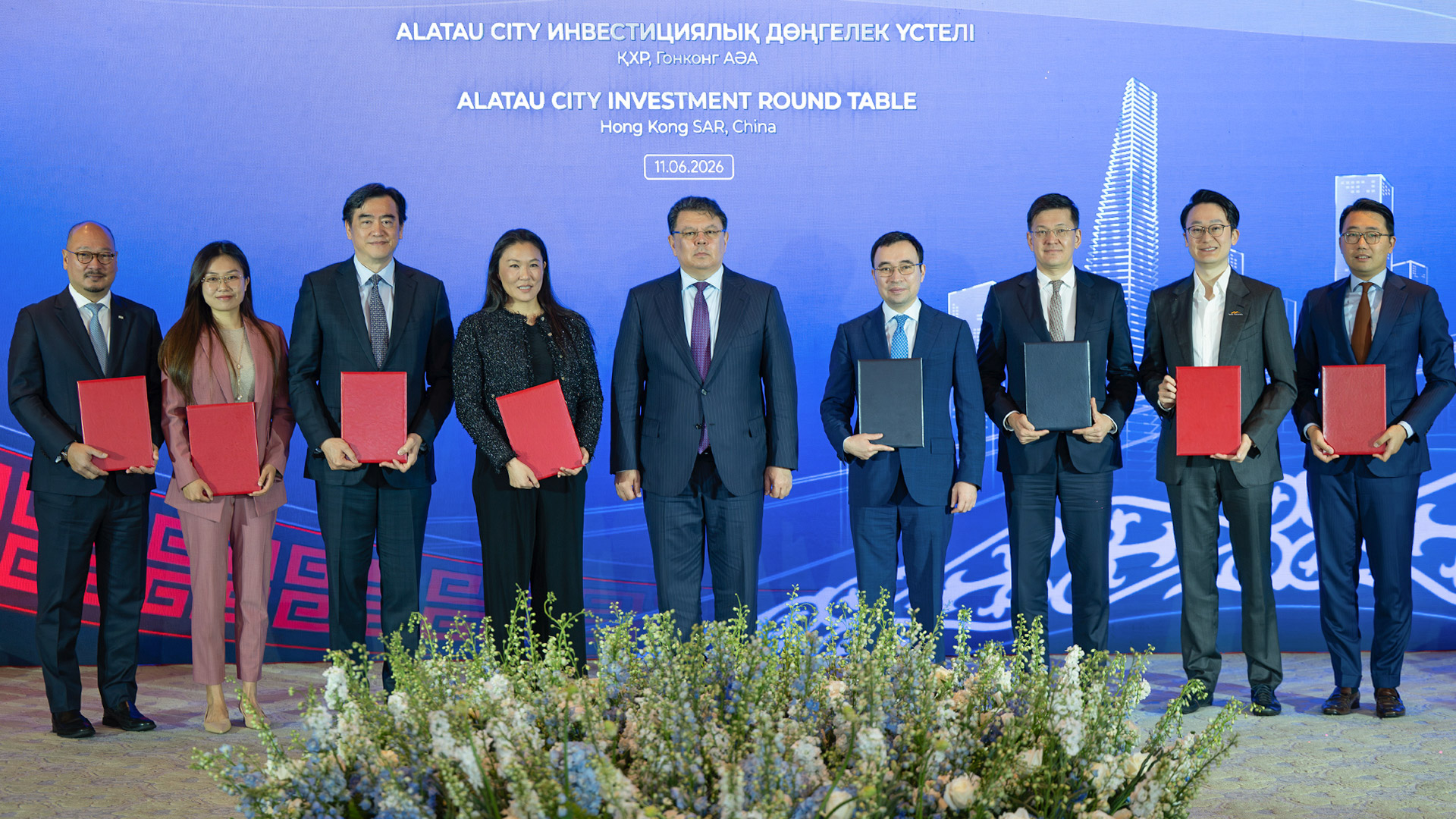 阿拉套市香港投资圆桌会签约合影